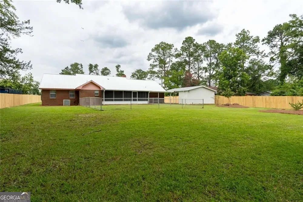 133 English ST E Douglas, GA 31535
