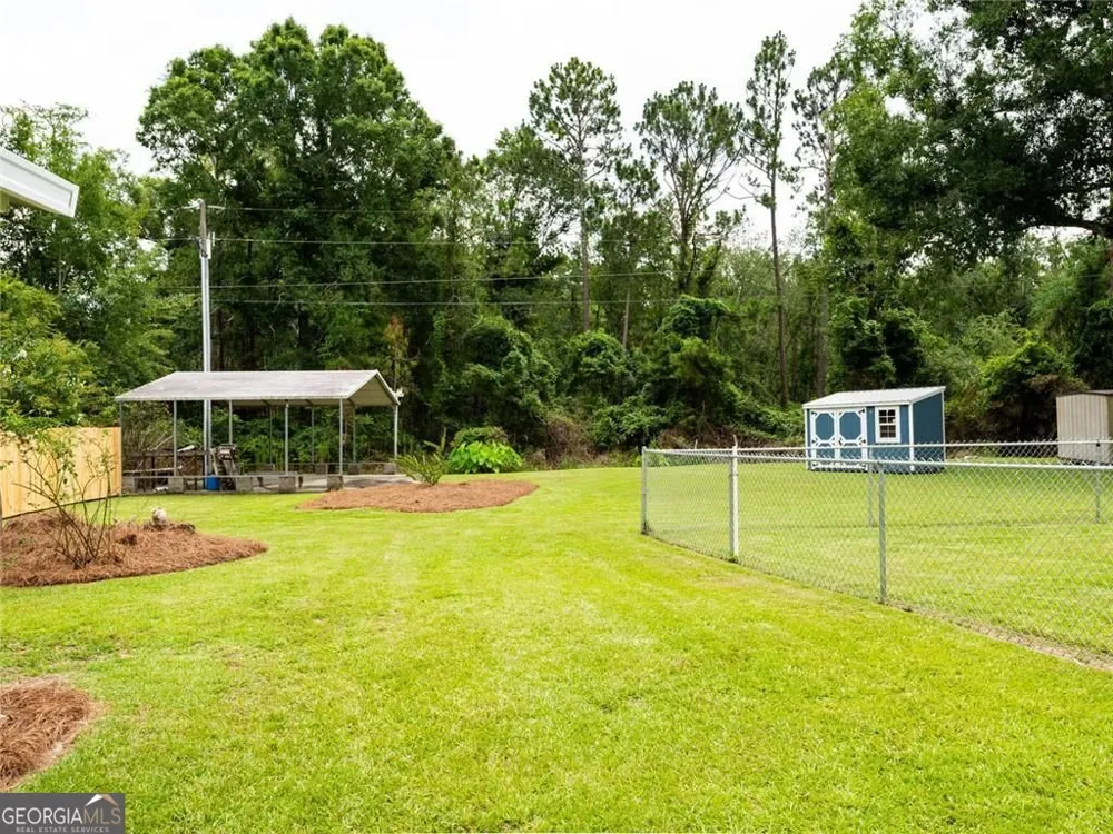 133 English ST E Douglas, GA 31535