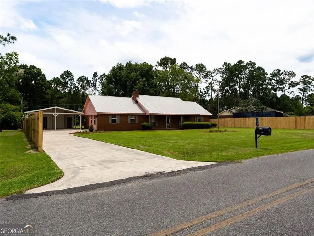 133 English ST E Douglas, GA 31535
