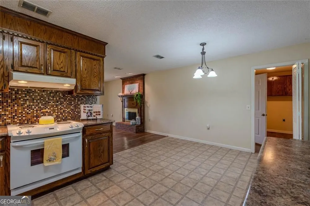 133 English ST E Douglas, GA 31535