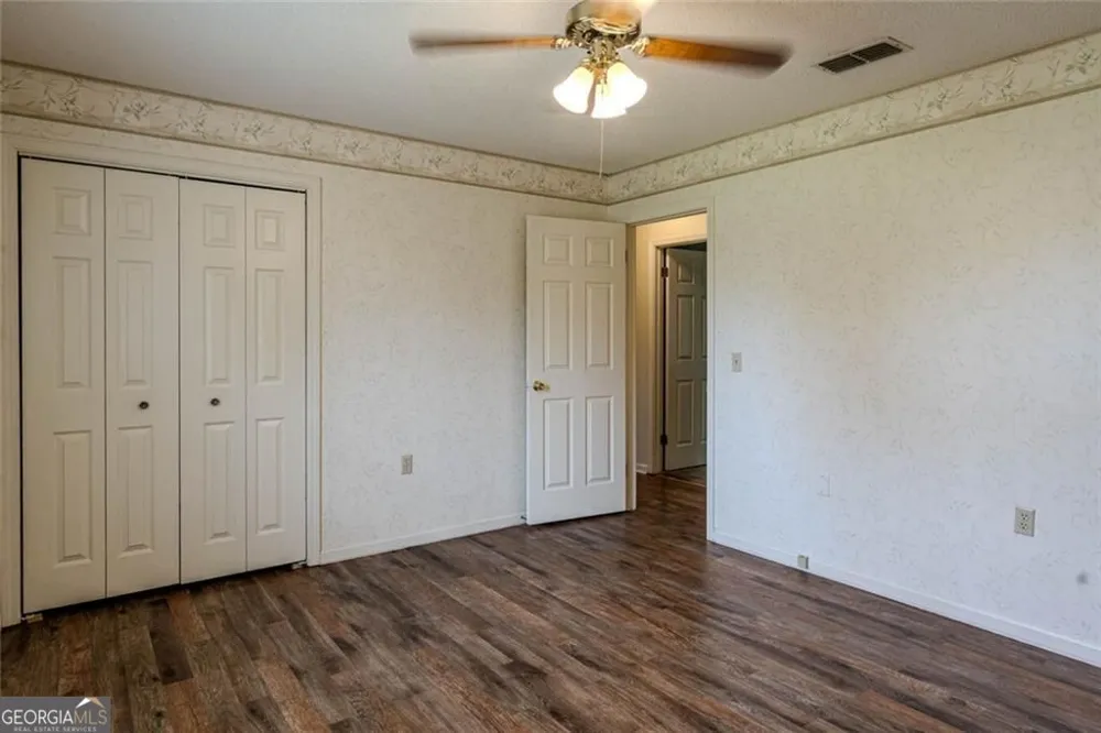 133 English ST E Douglas, GA 31535