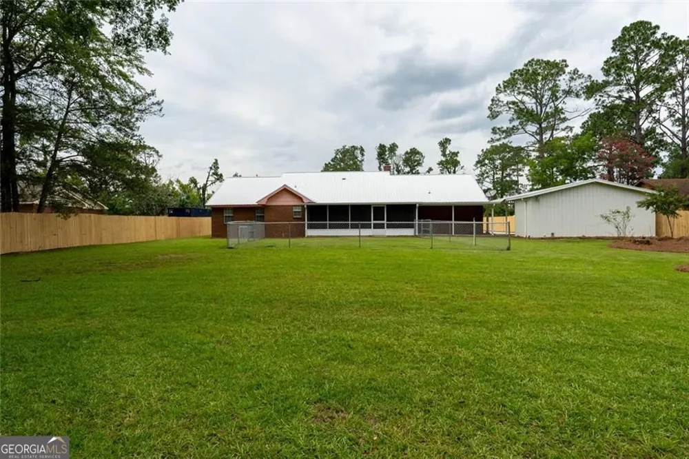 133 English ST E Douglas, GA 31535