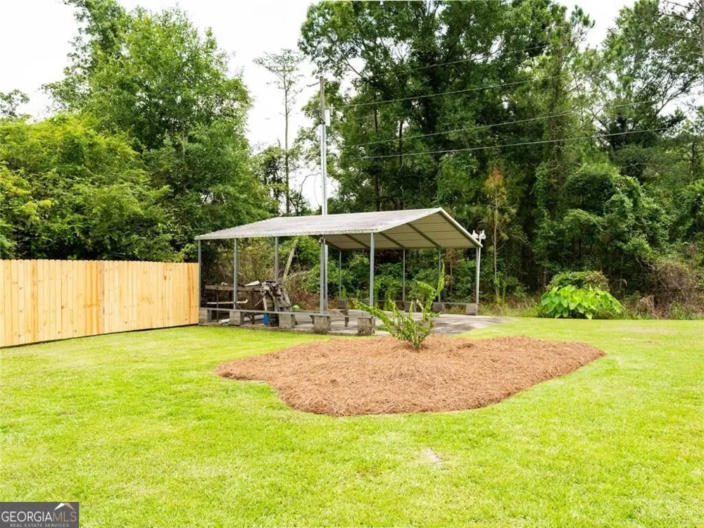 133 English ST E Douglas, GA 31535