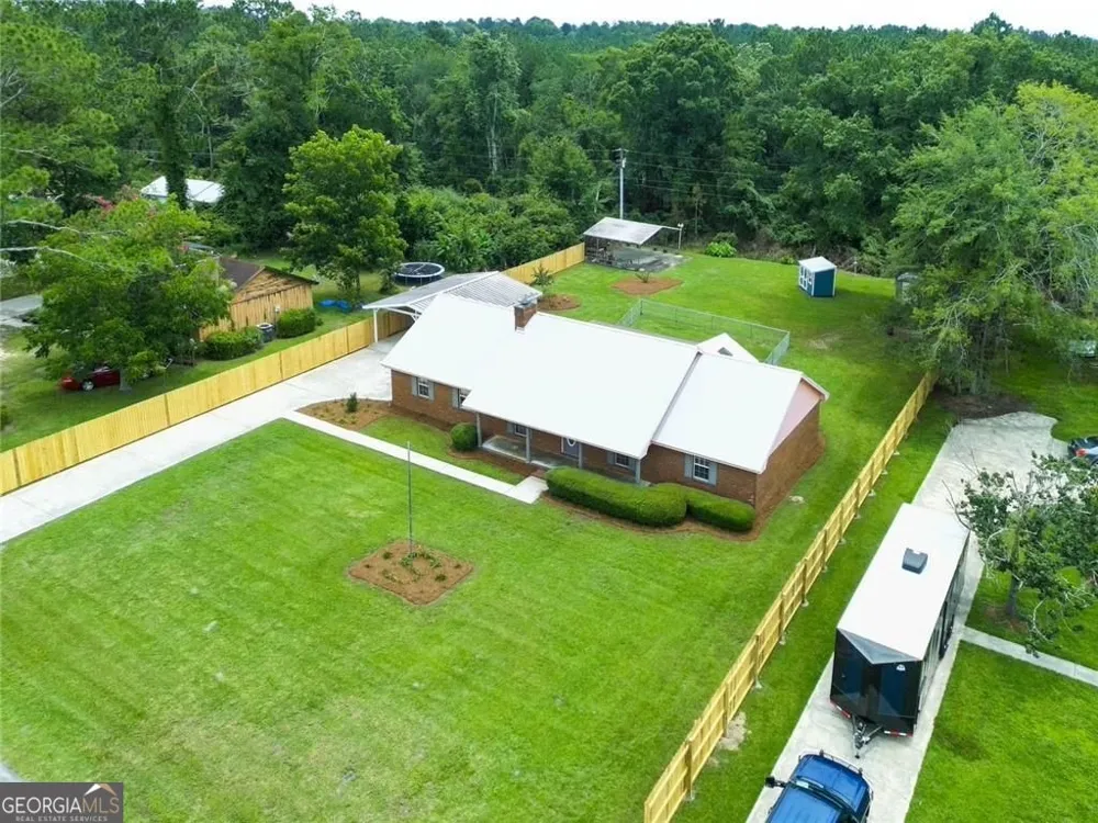 133 English ST E Douglas, GA 31535
