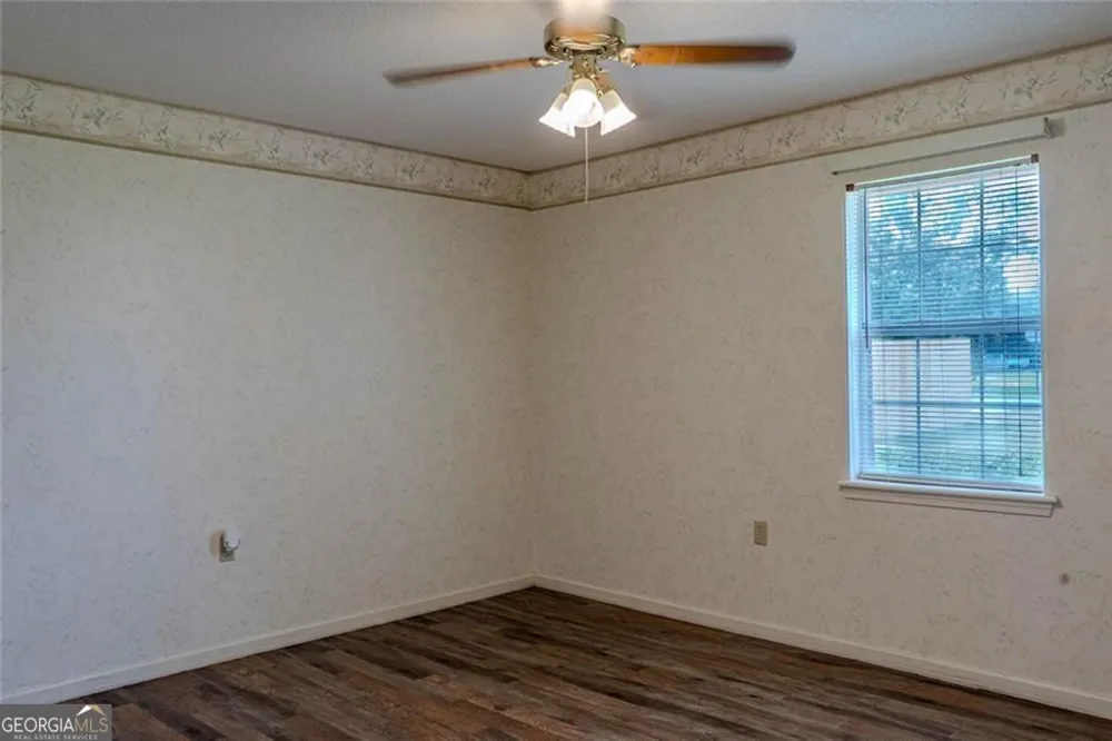 133 English ST E Douglas, GA 31535