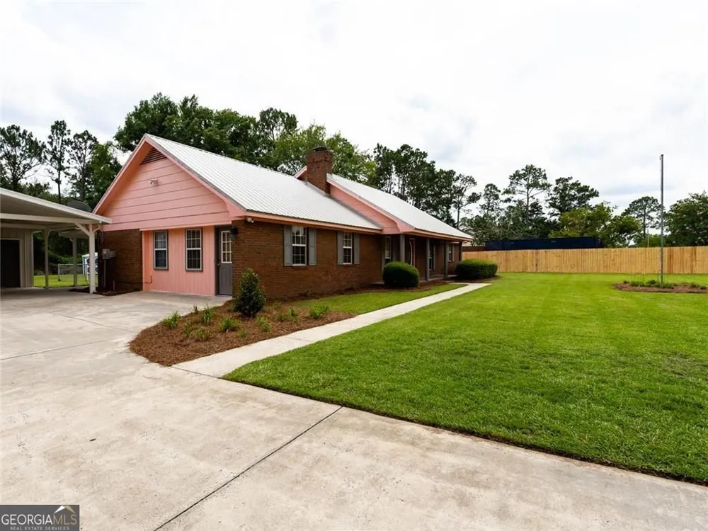133 English ST E Douglas, GA 31535