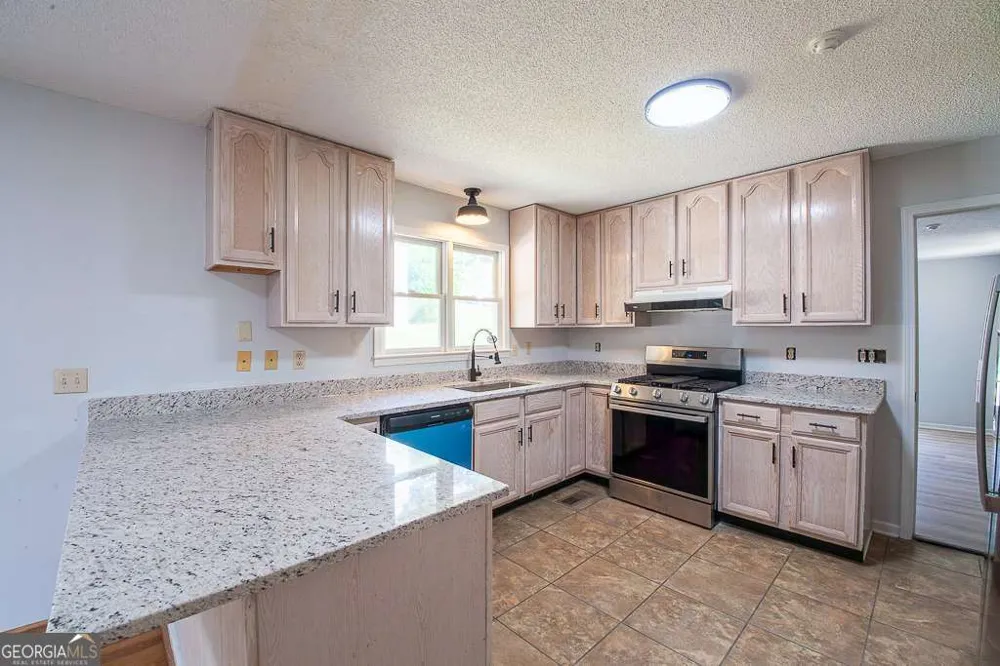 102 Lindsey CT NE Calhoun, GA 30701