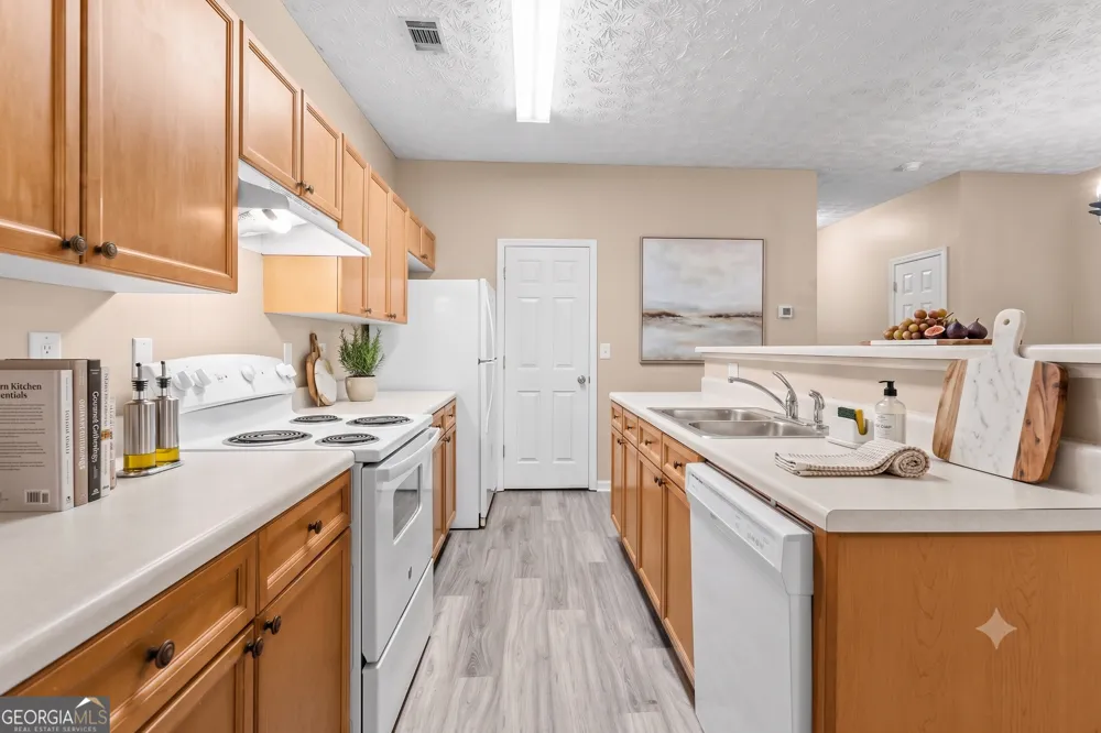 4932 Vireo DR Flowery Branch, GA 30542