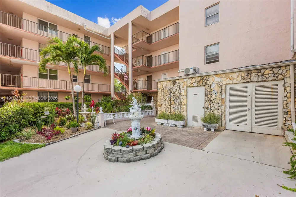 2861 Somerset Dr #104 Lauderdale Lakes, FL 33311