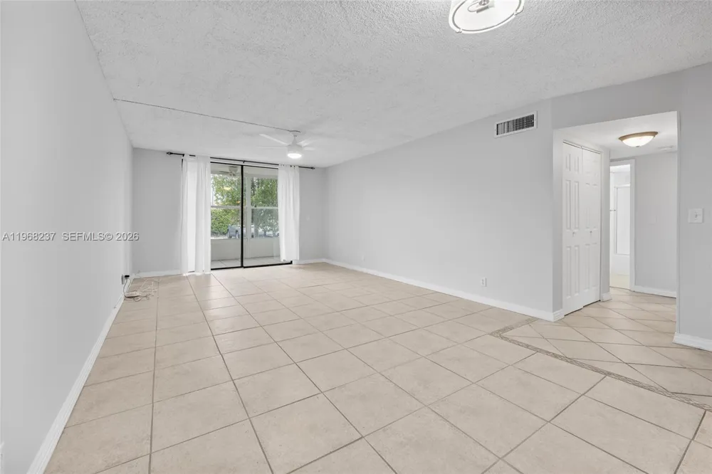 2861 Somerset Dr #104 Lauderdale Lakes, FL 33311