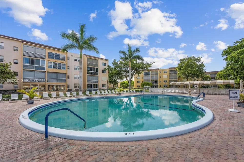 2861 Somerset Dr #104 Lauderdale Lakes, FL 33311