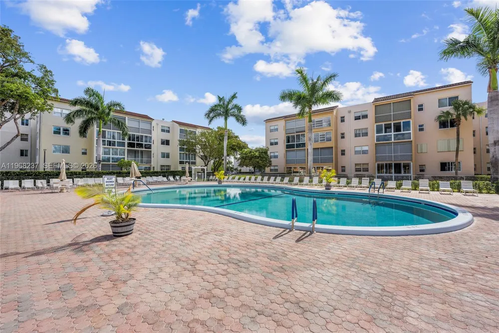 2861 Somerset Dr #104 Lauderdale Lakes, FL 33311