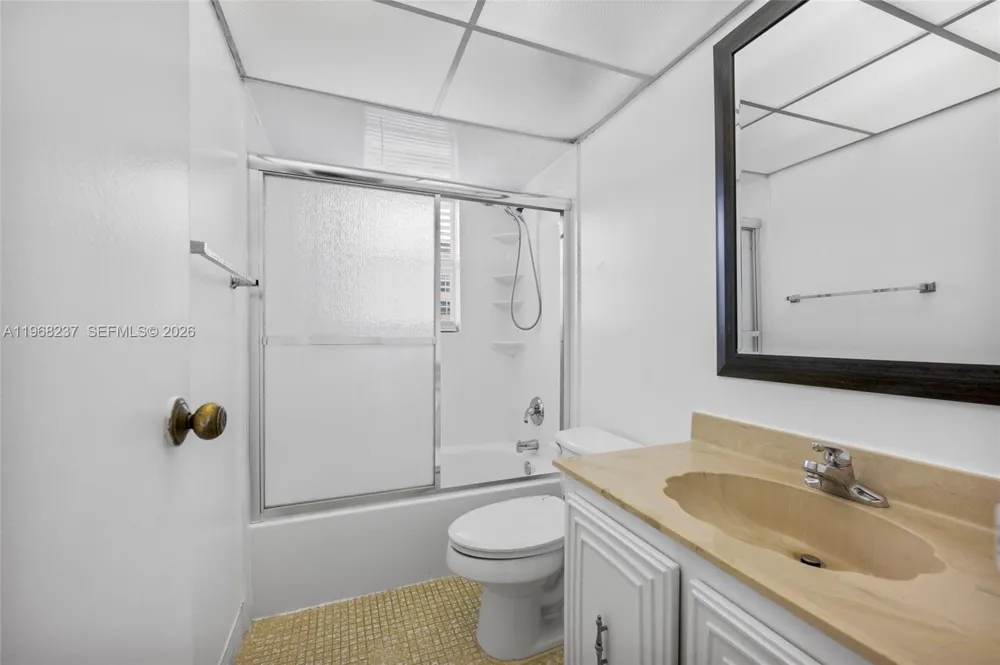2861 Somerset Dr #104 Lauderdale Lakes, FL 33311