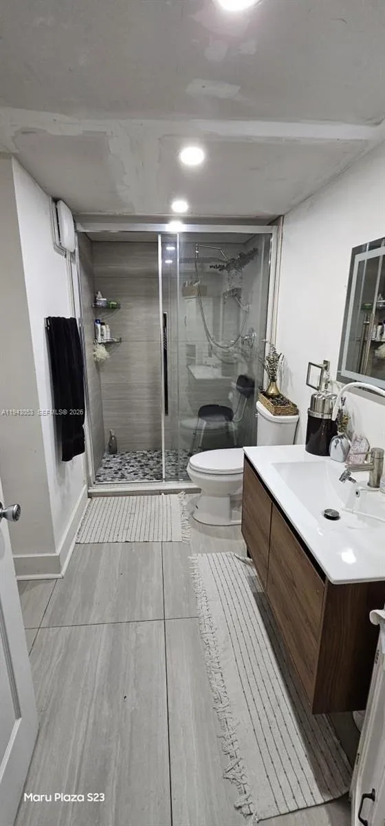 200 Lakeview Dr #212 Weston, FL 33326