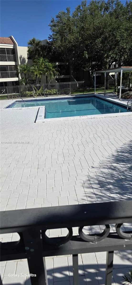 200 Lakeview Dr #212 Weston, FL 33326