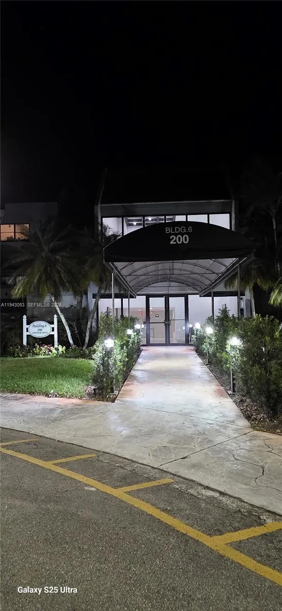 200 Lakeview Dr #212 Weston, FL 33326