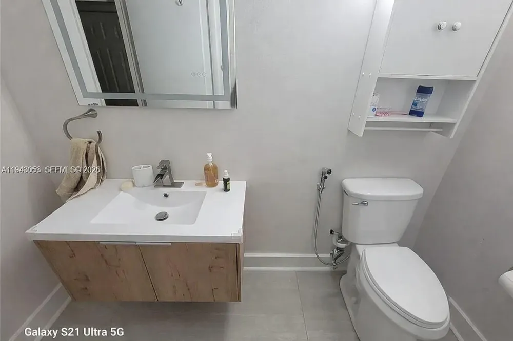 200 Lakeview Dr #212 Weston, FL 33326