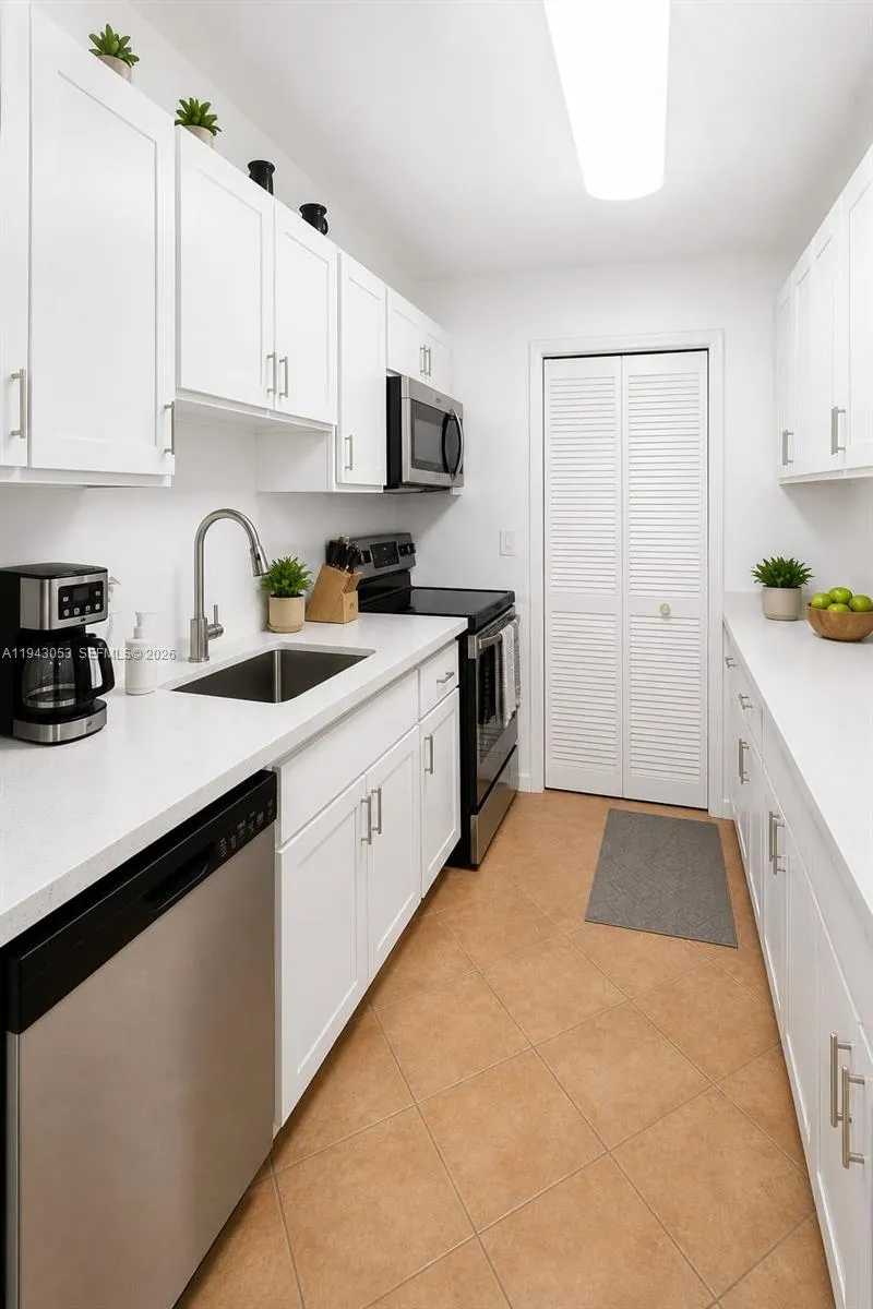 200 Lakeview Dr #212 Weston, FL 33326