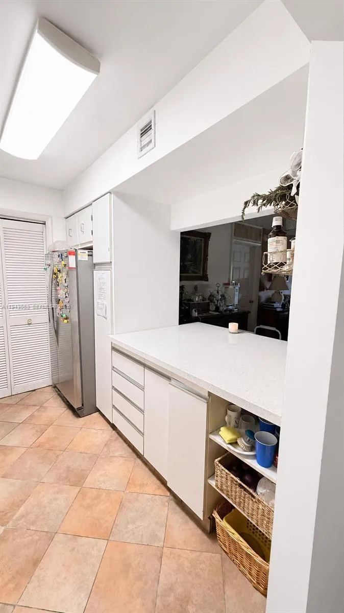200 Lakeview Dr #212 Weston, FL 33326