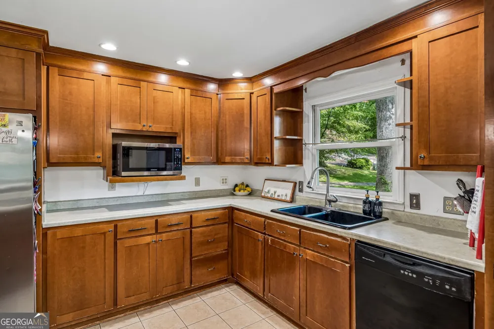 2213 Rocky Face CIR Dalton, GA 30720