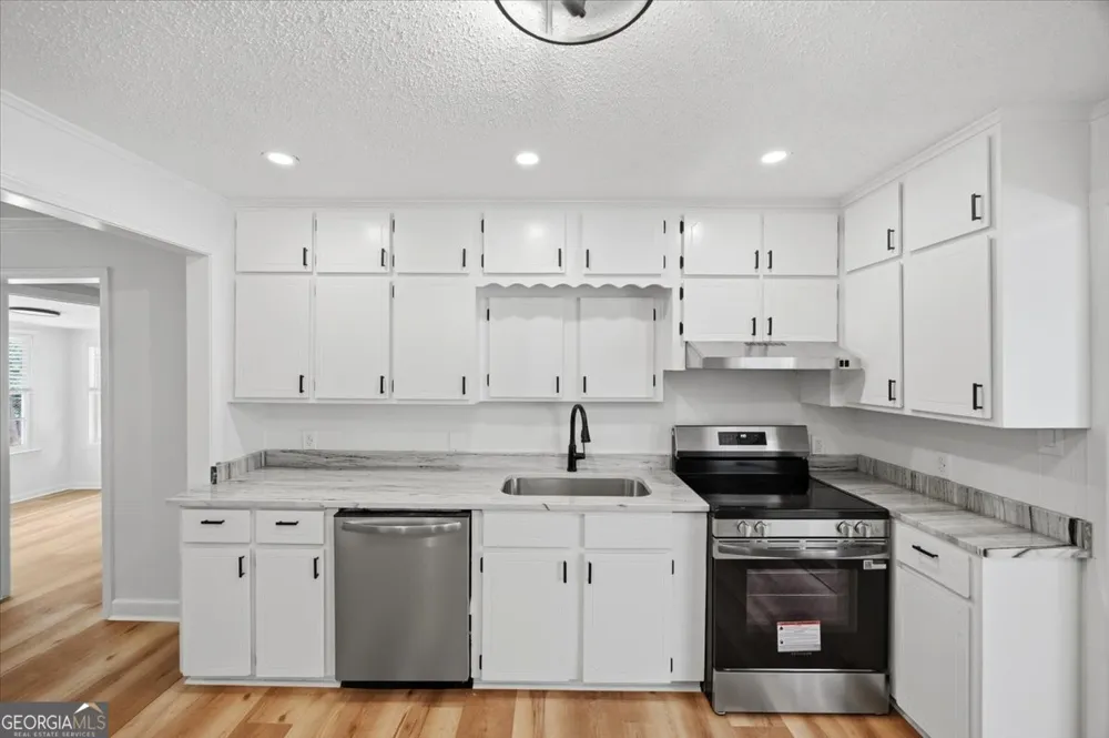 102 George DR Warner Robins, GA 31093