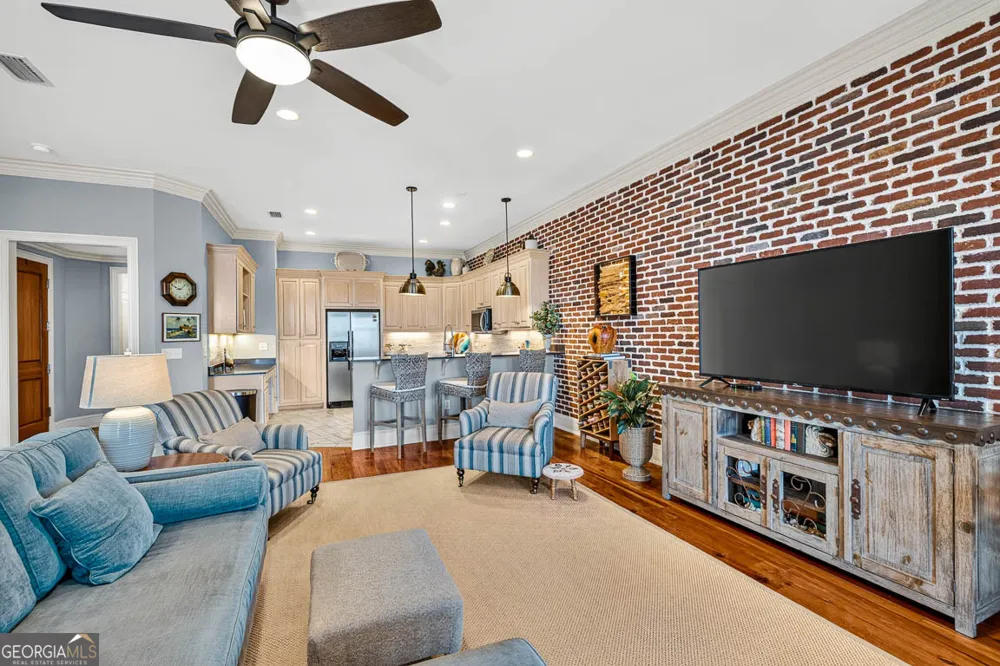 107 Broad ST Darien, GA 31305