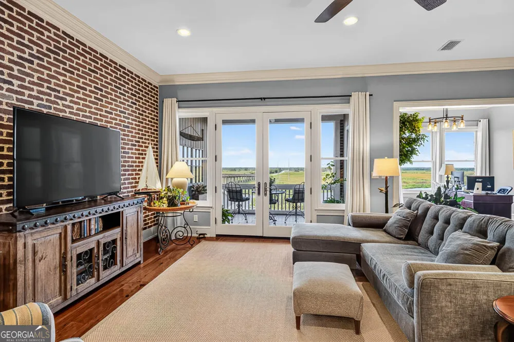 107 Broad ST Darien, GA 31305