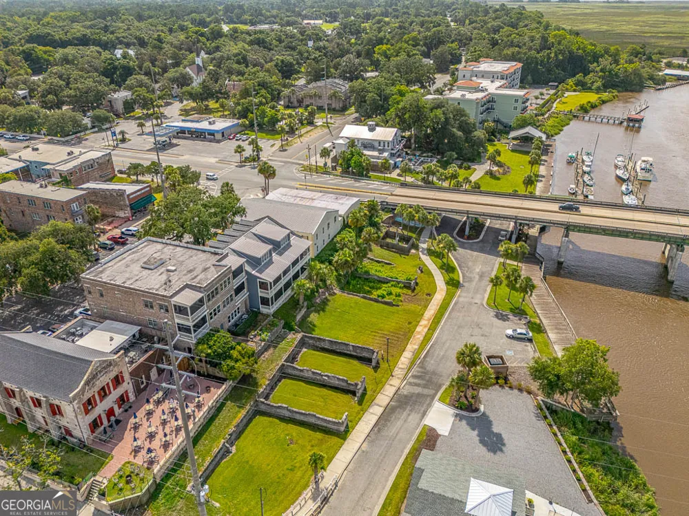 107 Broad ST Darien, GA 31305