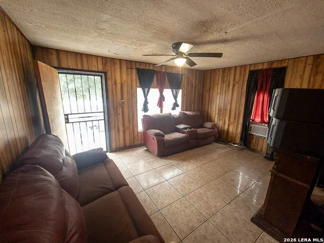 343 Bocawood Drive Poteet, TX 78065