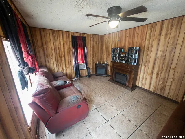 343 Bocawood Drive Poteet, TX 78065