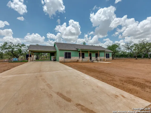 6451 Bluntzer Jourdanton, TX 78026