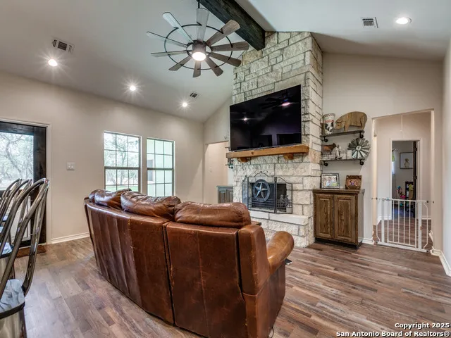 6451 Bluntzer Jourdanton, TX 78026