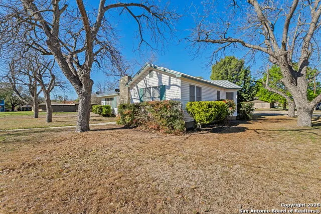 2602 Avenue K Hondo, TX 78861