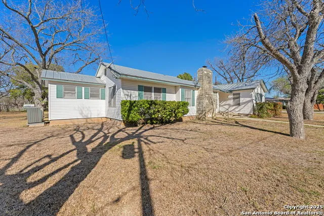 2602 Avenue K Hondo, TX 78861