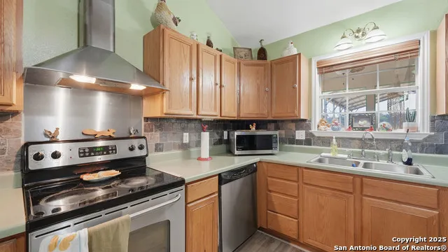 142 Chaparral Floresville, TX 78114