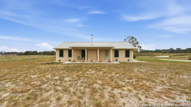 142 Chaparral Floresville, TX 78114