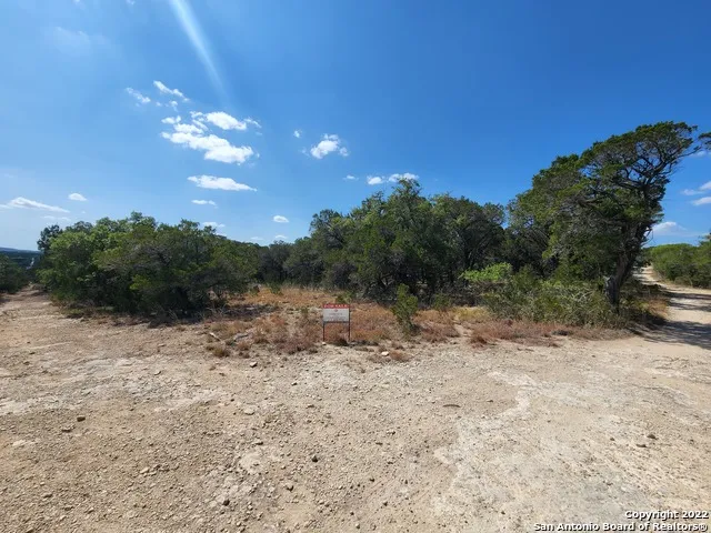 101 26th St E Lakehills, TX 78063