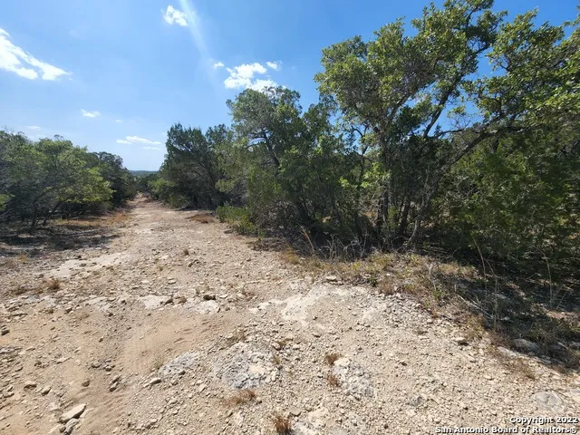 101 26th St E Lakehills, TX 78063