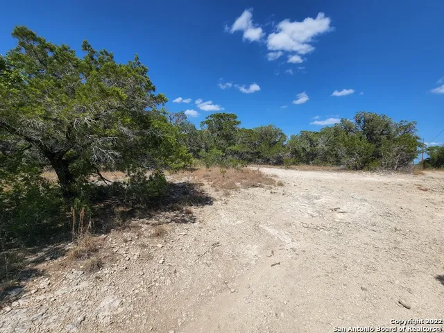 101 26th St E Lakehills, TX 78063