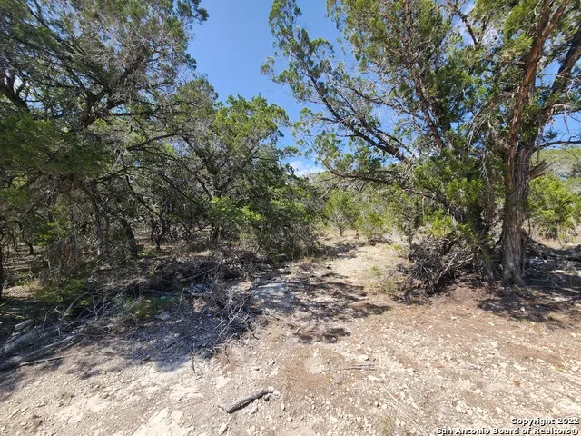 101 26th St E Lakehills, TX 78063