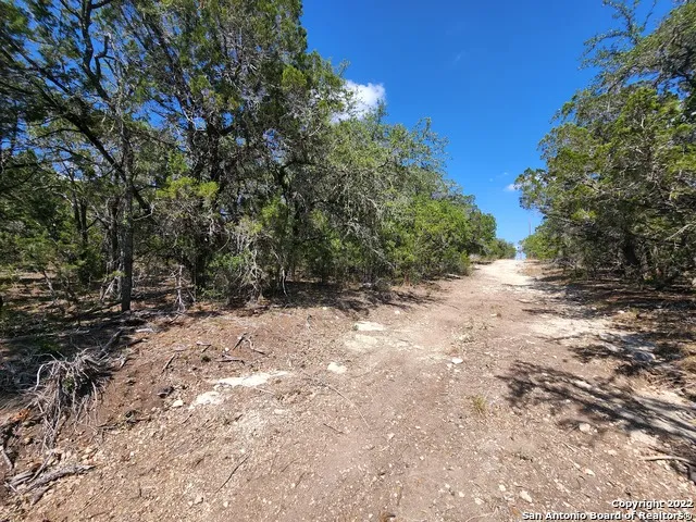 101 26th St E Lakehills, TX 78063