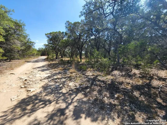 101 26th St E Lakehills, TX 78063