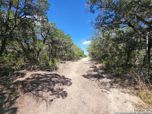 101 26th St E Lakehills, TX 78063