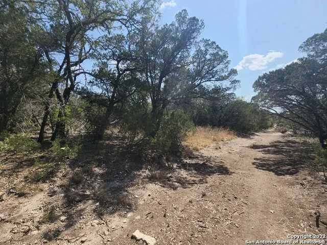 101 26th St E Lakehills, TX 78063