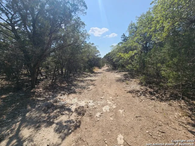 101 26th St E Lakehills, TX 78063