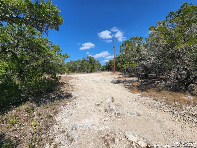 101 26th St E Lakehills, TX 78063