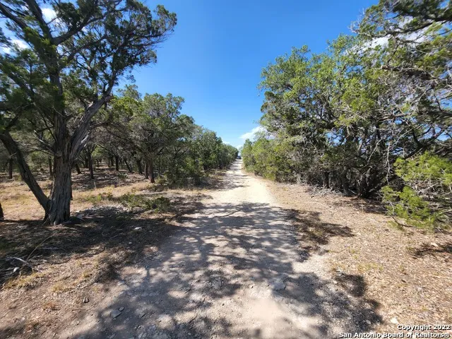101 26th St E Lakehills, TX 78063