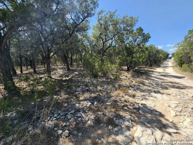 101 26th St E Lakehills, TX 78063