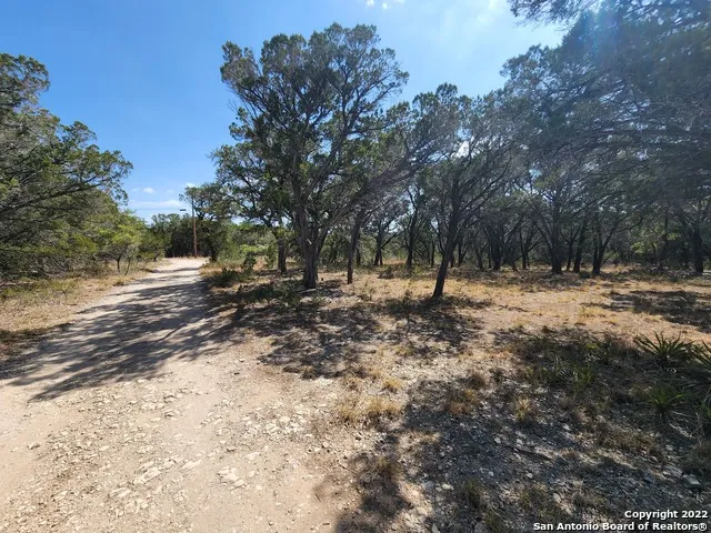 101 26th St E Lakehills, TX 78063