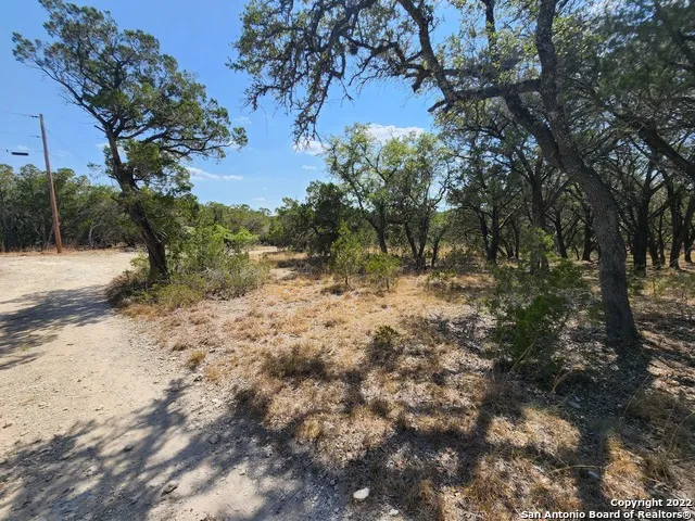 101 26th St E Lakehills, TX 78063